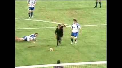 Гледай дебелака Роналдиньо скрива топката на всички !!!! Видео !!!