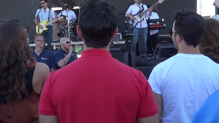 Joe, Kevin и Danielle Jonas гледат изпълнението на Mike Deleasa - Bamboozle 2012