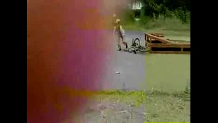 Дете пада от колело по лице