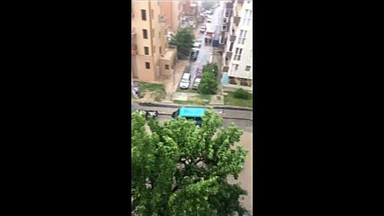 Силен дъжд във Варна праверъна улица в река