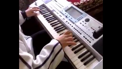 Жоро врабеца свири на клавир