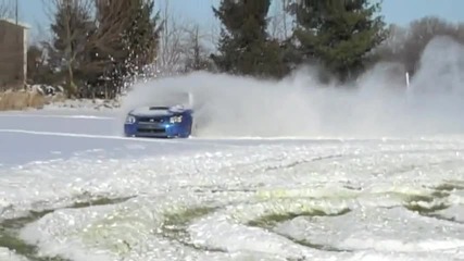Subaru Impreza Се Върти В Дълбокия Сняг