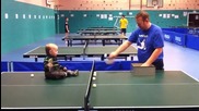 Сладур прави мощни забивки ...на Тенис на маса