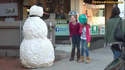 Смях и ужас, снежен човек стряска минувачите!!
