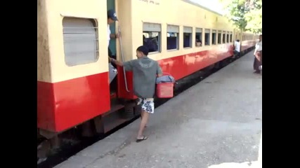 Как се качват хората на влак в Азия