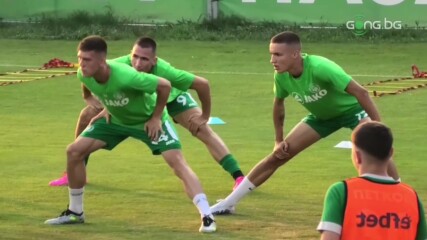 Синът на Любо Пенев загрява преди дебюта си в efbet Лига