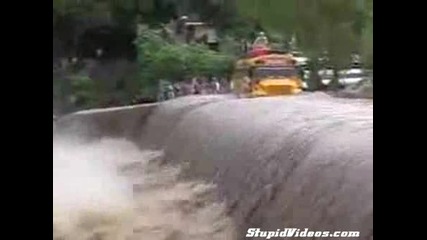 Автобус преминава през наводнен мост ! 