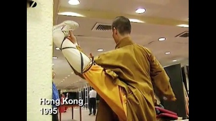 Монах Шаолиня балансирует на двух пальцах (http___lolnet.ru)