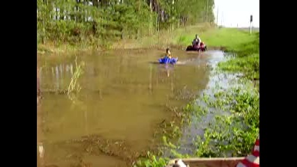 Atv Yamaha Raptor 80 3 yr old kid playing mud and water