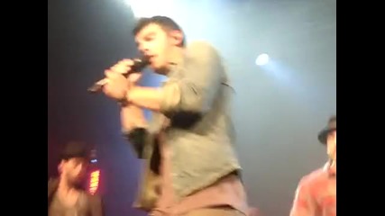 Joe Jonas изпълнява Burning Up