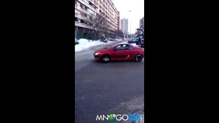 Смях! Мацка не знае, чe кара без гуми