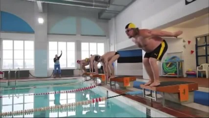 Забавно!! Необичайно състезание по плуване след изпиване на бутилка водка!