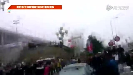 Китаец смазва Maserati-то си в знак на протест