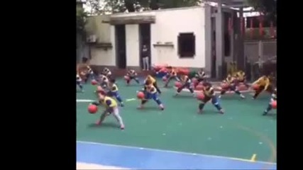 Азиатчета тренират баскетбол