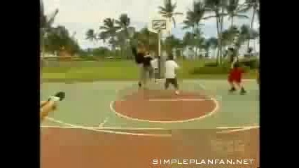 Simple Plan Играят Basketball