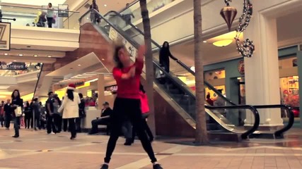 Жена танцува в мола и никой не и обръща внимание - голям смях !