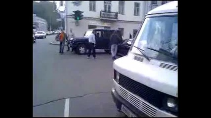 Пич натръшква четири мутри на кръстовище в Русия