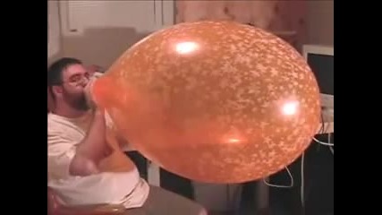 Надуване на голям балон 