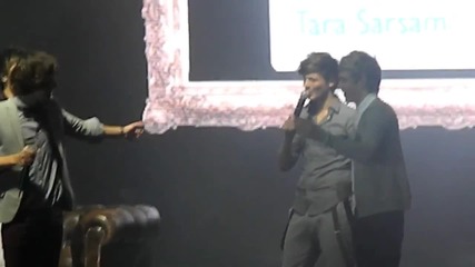 Хари от One Direction рапира на концерта в Окланд