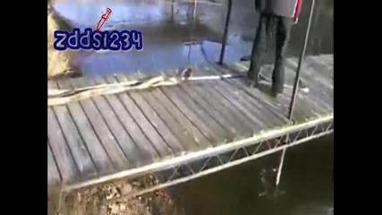 Това момче не прецени , че има много лед ! 