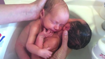 Първата баня на Новородени бебчета близнаци. Блажен сън.