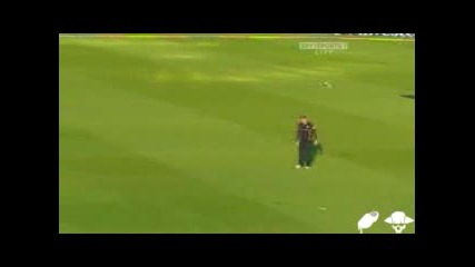 Смях ! Играч на крикет убива гълъб по време на мач