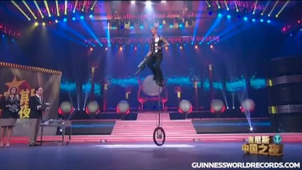 Световен рекорд на Гинес! .. Жонглиране с верижен трион върху велосипед с едно колело!