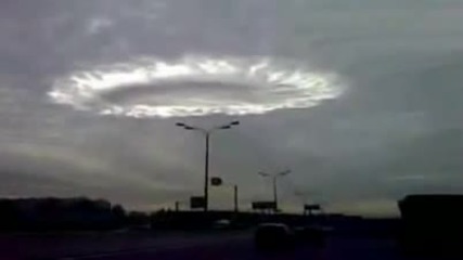 Странен облак в небето над Москва приличащ на огромно Нло 