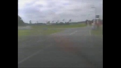 Моторист се блъска с бясна скорост в камера 