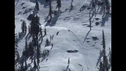 Щуро изкачване на заснежен склон с моторна шейна .