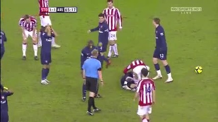 Ужасяващи кадри !!! Крака на Аарън Рамзи беше счупен в мача Сток Сити - Арсенал 