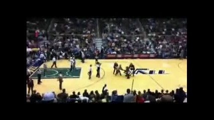 Талисман се сби с фен на баскетболен мач 