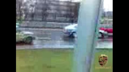 Fiat 126 p се изтрелва през Stop 