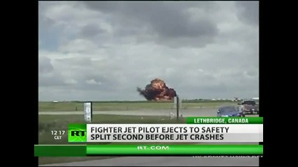 Пилот скача от самолет преди да катастрофира