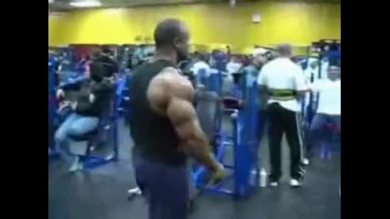 Victor Martinez training And Pose (third place Mr.olympia 2006) 