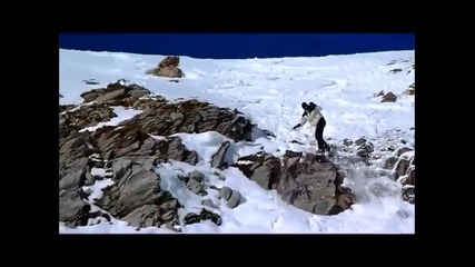Двама сноубордисти скачат от скала