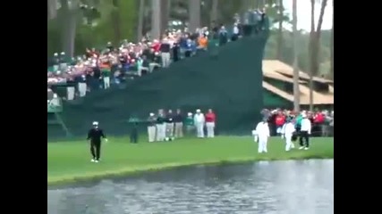 Забележителен точен голф удар по вода!