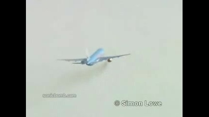 Птица попада в двигателя на самолет!