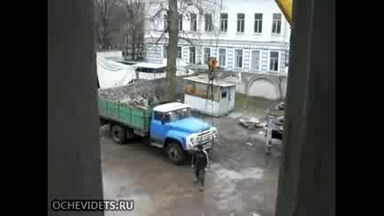Ето така се разтоварва камион в Русия
