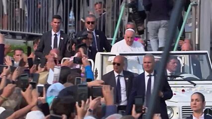 Папа Франциск е във Фатима, помоли се в светилището на Дева Мария
