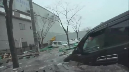 Драматичен: невиждани кадри на японски-цунами