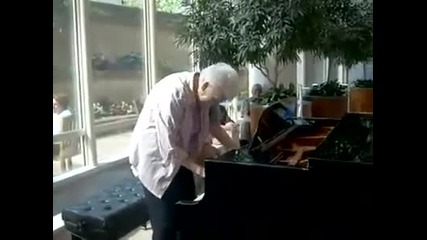 Баба И Дядо Свирят Впечетляващо На Пиано! 