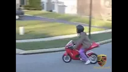8 годишно дете кара - Мини - моторче