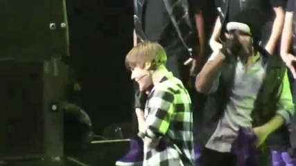 Justin Bieber pee Somebody to Love na jivo na Jingle Ball v New York 10.12.2010