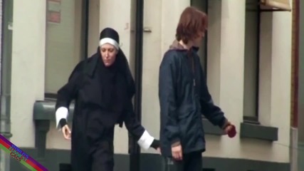 Палава монахиня опипва хората !