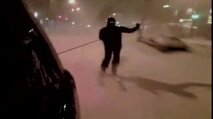 Джип дърпа луд руснак със ски