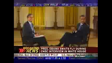 Барак Обама убива муха по време на интервю