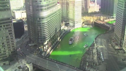 Реката в Чикаго стана зелена по случай деня на Св. Патрик 2015!