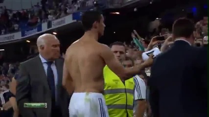 Кристиано Роналдо дава фланелката си на пострадал фен !