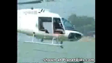 Хеликоптер Потъва Опитвайки Да Извади Лодка